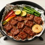 フライパンで焼肉をおいしく！アルミホイルを使うコツと、煙・油はねを抑える方法