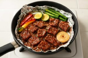 フライパンで焼肉をおいしく！アルミホイルを使うコツと、煙・油はねを抑える方法